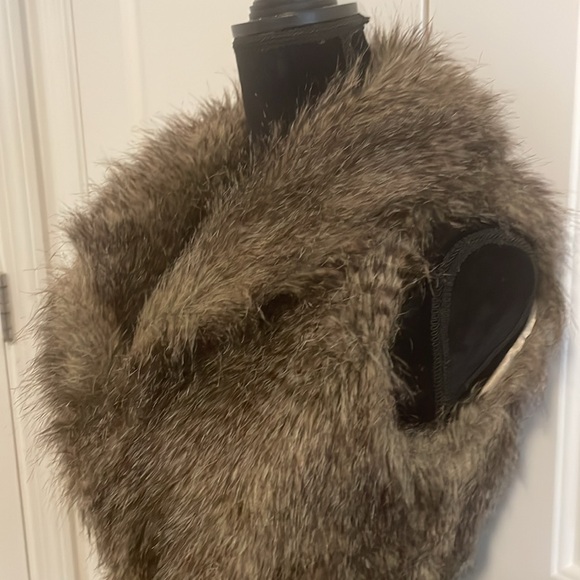 Faux fur vest w/pockets (belt not included) - Picture 3 of 11